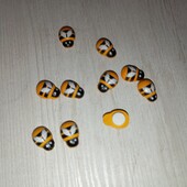 Мініатюрні фігурки бджіл з дерева на липучці 10шт