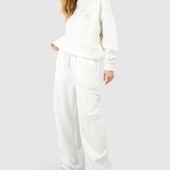 Широкие спортивные штаны.