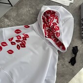 Стильний худі з поцілунками