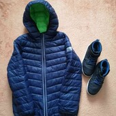 В лоте 2 вещи: куртка деми р 128-134, хайтопы р 32