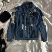 Стильна рвана джинсовка у синьому кольорі