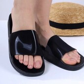 Женские силиконовые шлёпанцы в чёрном цвете.