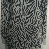 Серое платье с принтом