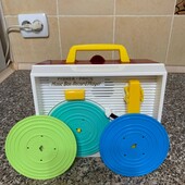 Музичний дитячий програвач та 3 двустороні платівки фірма Fisher Price