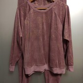 Костюм велюровый с блестящим рисунком.