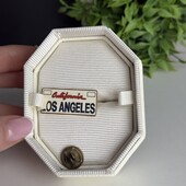 Стильна. Брендована емальована пін брошка