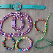 Іграшка і прикраси для дівчинки .