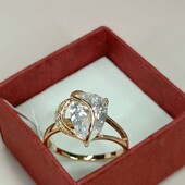 Великолепное кольцо с белым алпанитом и фианитами. Размер 18. Позолота 585 пробы 18К.