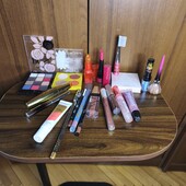 Великий лот декоративної косметики з