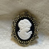 Красивая брошь Камея,высота 4 см на 3 см