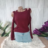 Светр з оголеним плечами